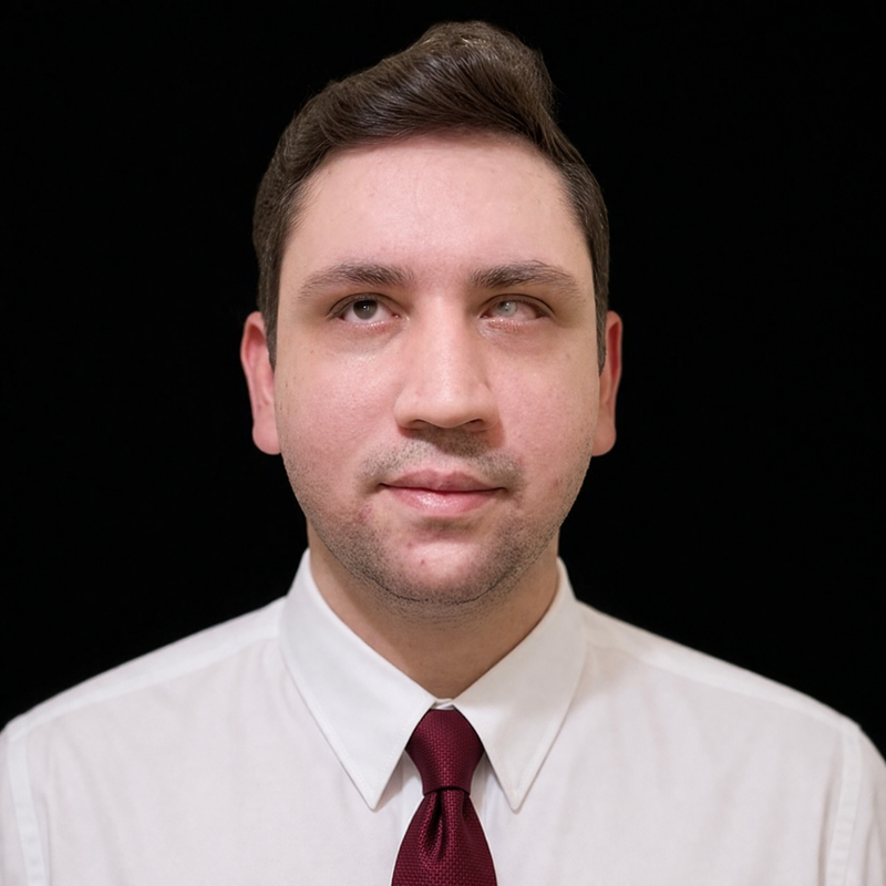 Fotografia profissional de Talles Augusto Sidney Afonso, advogado titular do escritório. Homem jovem, de pele clara, cabelos castanhos escuros penteados para o lado, com leve barba por fazer. Veste camisa social branca e gravata vinho. A foto é do peito para cima, em fundo preto, com iluminação suave que destaca o rosto. Expressão serena e confiante.